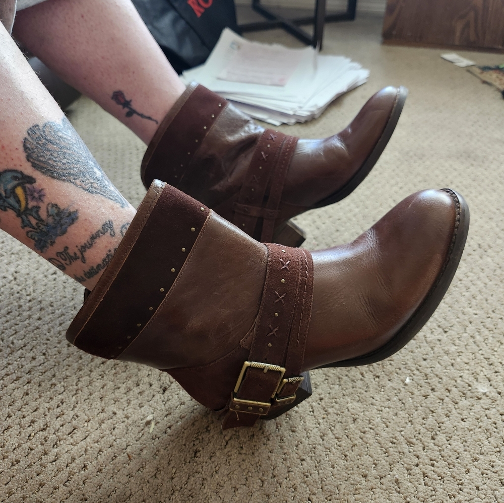 Womens used The Sak boots